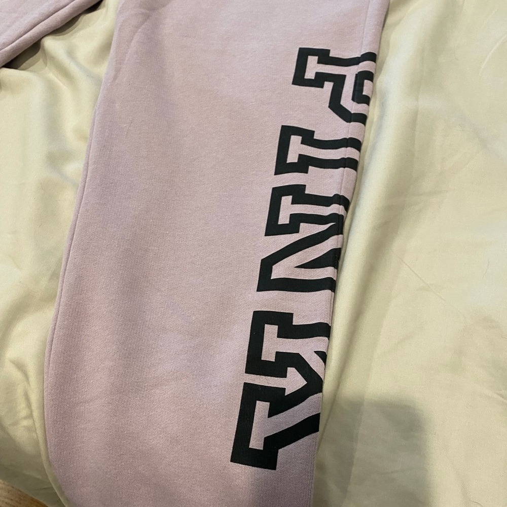 NWOT PINK VICTORIAS SECRET SWEATPANTS
